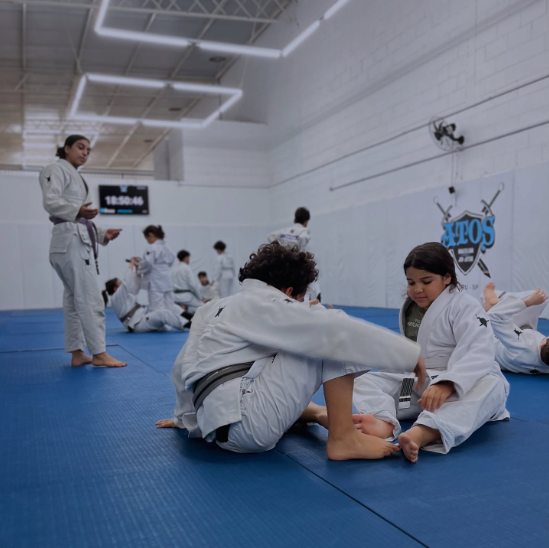 Crianças do programa Atos Kids em uniforme de Jiu-Jitsu