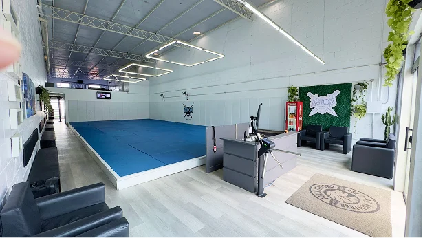 Interior da academia Atos Jiu-Jitsu Bauru